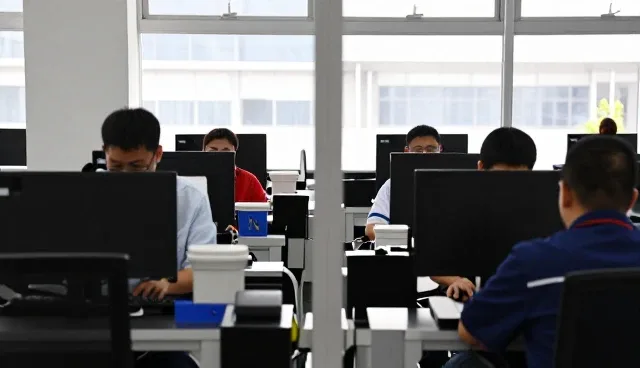 深圳嗨购网络科技有限公司专注小程序领域，提供电商运营等服务
